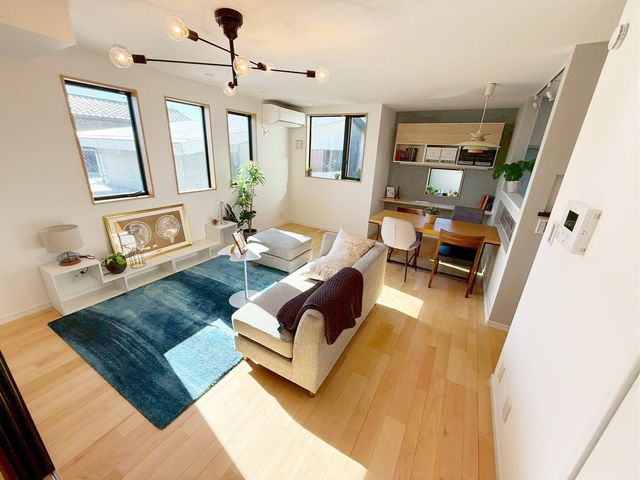 ���r���O 2�K���r���O�����炱���̌��z�V��I�����V��̂������ŋ�Ԃ����L���������܂��B�J����������A�O����̎������C�ɂȂ�Ȃ��A�S���炭�낰�郊�r���O�ł���