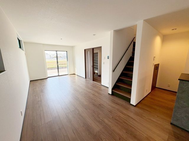 ���r���O �̌��ʂ����������Ղ�Ǝ��R�����������ރ��r���O�X�y�[�X�͂ƂĂ����S�n�̗ǂ���Ԃł��B���Ƒ����W�܂�������Ɖ߂�����u�e���̏�v�ɂȂ郊�r���O�𐥔񂲗�����������