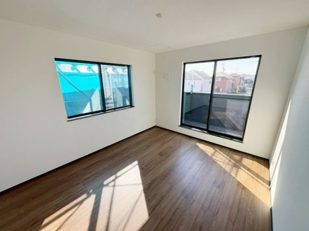 ���̑����� 2�ʍ̌��̂������Ȃ̂ŁA�z�̌������������荞�߂Ė��邢�����ł�������2�ʂ���̂ŊJ�����������ĕ��ʂ����ǍD�ł���|�J�|�J�̂����l�̌�����������C�����̗ǂ���Ԃł�