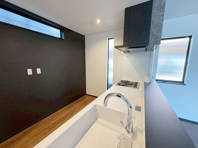 �L�b�`�� �J���I�ȃL�b�`���́A���r���O�S�̂����n������S���̂���݌v�I���������Ƒ��Ƃ̃R�~���j�P�[�V�������Ƃ�āA�����Ȃ��q�l�̂��邲�ƒ�ɂ����ꂵ���|�C���g��