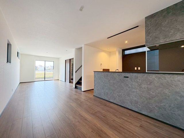 ���r���O �̌��ʂ����������Ղ�Ǝ��R�����������ރ��r���O�X�y�[�X�͂ƂĂ����S�n�̗ǂ���Ԃł��B���Ƒ����W�܂�������Ɖ߂�����u�e���̏�v�ɂȂ郊�r���O�𐥔񂲗�����������