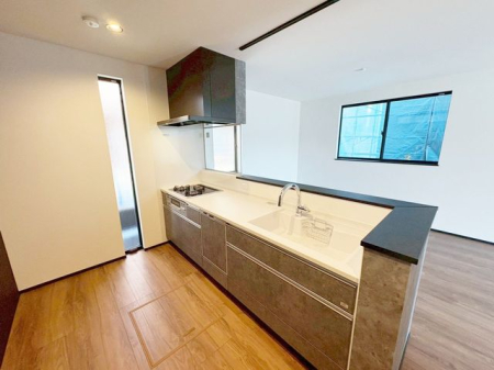 �L�b�`�� �J���I�ȃL�b�`���́A���r���O�S�̂����n������S���̂���݌v�I���������Ƒ��Ƃ̃R�~���j�P�[�V�������Ƃ�āA�����Ȃ��q�l�̂��邲�ƒ�ɂ����ꂵ���|�C���g��