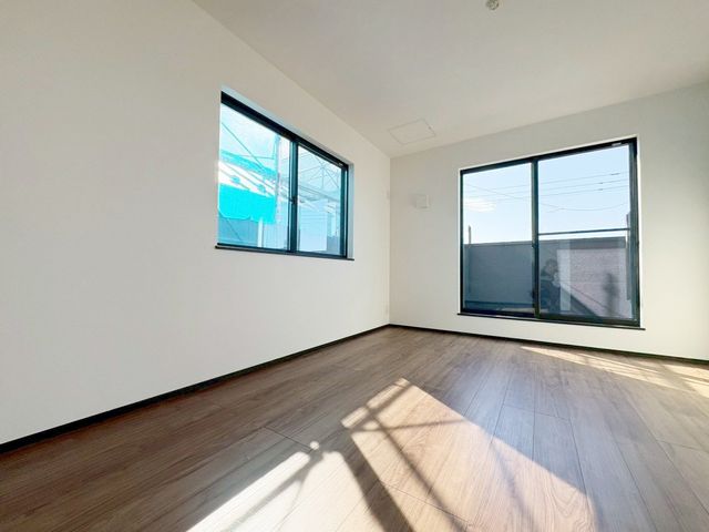 ���̑����� 2�ʍ̌��̂������Ȃ̂ŁA�z�̌������������荞�߂Ė��邢�����ł�������2�ʂ���̂ŊJ�����������ĕ��ʂ����ǍD�ł���|�J�|�J�̂����l�̌�����������C�����̗ǂ���Ԃł�