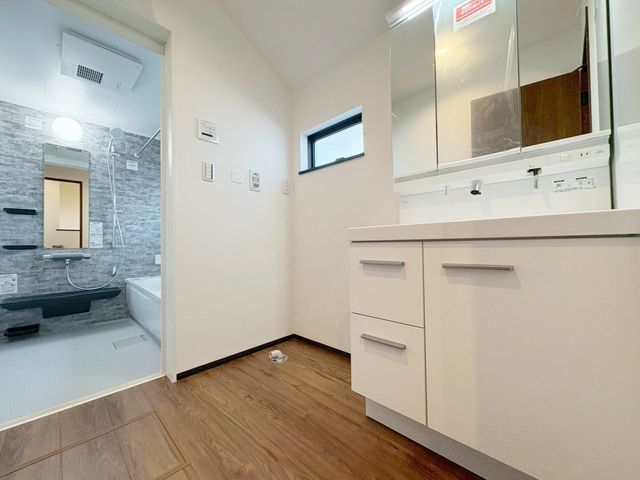 ���ʑ�E���ʏ� ���ʑ�Ɛ���@�u��E�E�߃X�y�[�X����������Ƃꂽ���ʎ��ł��B���[�̑������ʑ�Ȃ̂ŉƑ��F�l�̓��p�i������������[�o���܂���V�����[�w�b�h�t�Ŏg���������