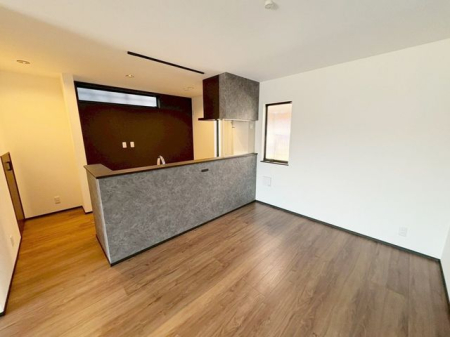 ���r���O ���邭���ꊴ�̂��郊�r���O�́A�i�`�������Ȉ�ۂł��B�ǂ�ȃC���e���A�Ƃ��������悭�A�I�Ԃ̂��y���݂ɂȂ�܂��ˁ�V���v���ȍ�肾����A�C���e���A�̔z�u�����R�Ɋy���߂܂��I�i�B�e���F2026.2.14�j