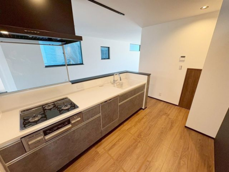 �L�b�`�� �J���I�ȃL�b�`���́A���r���O�S�̂����n������S���̂���݌v�I���������Ƒ��Ƃ̃R�~���j�P�[�V�������Ƃ�āA�����Ȃ��q�l�̂��邲�ƒ�ɂ����ꂵ���|�C���g��