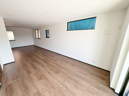 ���r���O ���邭���ꊴ�̂��郊�r���O�́A�i�`�������Ȉ�ۂł��B�ǂ�ȃC���e���A�Ƃ��������悭�A�I�Ԃ̂��y���݂ɂȂ�܂��ˁ�V���v���ȍ�肾����A�C���e���A�̔z�u�����R�Ɋy���߂܂��I