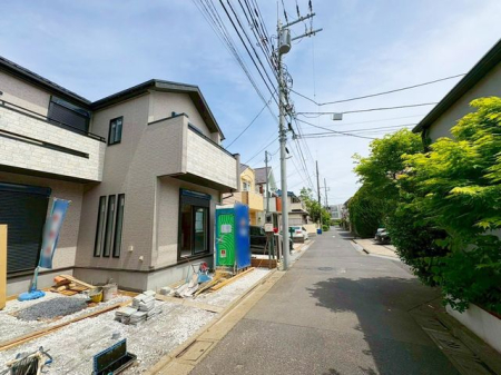 ���n�O�ώʐ^ �O�ʓ��H�͎Ԓʂ肪���Ȃ��r�C�K�X�⑛�����C�ɂ����������ƕ�点�܂��B���q�l�̒ʊw�����S���đ���o�����Ƃ��o���A���S���◎���������Z�����d��������Ƀs�b�^���ł���i�B�e���F2026.4.24�j