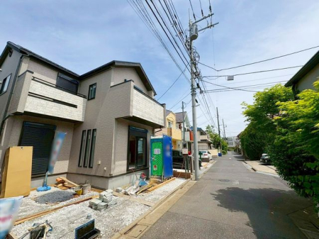 ���n�O�ώʐ^ �O�ʓ��H�͎Ԓʂ肪���Ȃ��r�C�K�X�⑛�����C�ɂ����������ƕ�点�܂��B���q�l�̒ʊw�����S���đ���o�����Ƃ��o���A���S���◎���������Z�����d��������Ƀs�b�^���ł���i�B�e���F2026.4.24�j