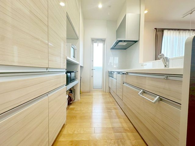 �L�b�`�� �L�b�`���X�y�[�X�ɂ͂��������D���ȕ��ɂ��������J�b�v�{�[�h�t���􂨍D���ȐH���O���X�����[�ł��A�L�b�`����肪�X�b�L�����܂��I�ǂ�Ȃ��M��J�b�v��u�����y���݂ł��ˁ�i2�K�L�b�`���j