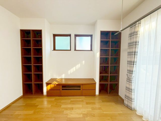 ���[ �e�����Ɏ��[������̂ŁA���Z��Ԃ��L�����p���邱�Ƃ��ł��A��������Ƃ����������߂����܂����m���₨�ו����������񂠂�ꍇ�͎��[�I��u���Ă���Ɏ��[�̓A�b�v���ł��܂��I�i1�K���r���O�j