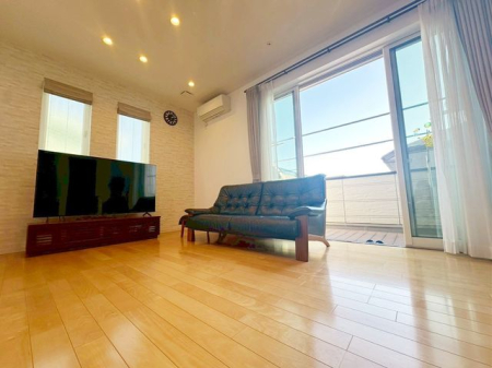 ���r���O �V���v���ŃX�^�C���b�V���ȃ��r���O�ł���Ƌ��C���e���A�̐F�A�f�ށA�f�U�C���ɓ��ꐫ���������邱�Ƃł������Ő������ꂽ��ԂɁ�ǂ�ȉƋ�𑵂��邩���N���N���܂��ˁ�i2�K���r���O�j