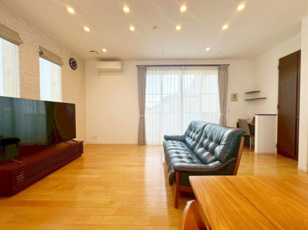 ���r���O �̌��ʂ����������Ղ�Ǝ��R�����������ރ��r���O�X�y�[�X�͂ƂĂ����S�n�̗ǂ���Ԃł��B���Ƒ����W�܂�������Ɖ߂�����u�e���̏�v�ɂȂ郊�r���O�𐥔񂲗�����������i2�K���r���O�j