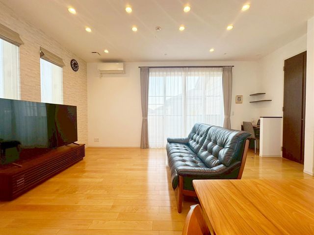 ���r���O �̌��ʂ����������Ղ�Ǝ��R�����������ރ��r���O�X�y�[�X�͂ƂĂ����S�n�̗ǂ���Ԃł��B���Ƒ����W�܂�������Ɖ߂�����u�e���̏�v�ɂȂ郊�r���O�𐥔񂲗�����������i2�K���r���O�j