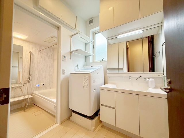 ���ʑ�E���ʏ� ���ʑ�Ɛ���@�u��E�E�߃X�y�[�X����������Ƃꂽ���ʎ��ł��B���[�̑������ʑ�Ȃ̂ŉƑ��F�l�̓��p�i������������[�o���܂���V�����[�w�b�h�t�Ŏg����������i2�K���ʑ�j