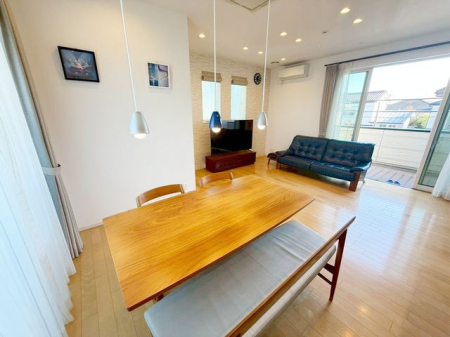 ���r���O 2�K���r���O�����炱���̌��z�V��I�����V��̂������ŋ�Ԃ����L���������܂��B�J����������A�O����̎������C�ɂȂ�Ȃ��A�S���炭�낰�郊�r���O�ł���i2�K���r���O�j