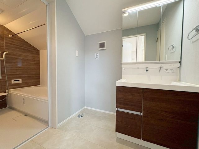 ���ʑ�E���ʏ� ���ʑ�Ɛ���@�u��E�E�߃X�y�[�X����������Ƃꂽ���ʎ��ł��B���[�̑������ʑ�Ȃ̂ŉƑ��F�l�̓��p�i������������[�o���܂���V�����[�w�b�h�t�Ŏg����������i�B�e���F2026.4.26�j