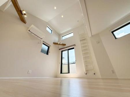 ���r���O 2�K���r���O�����炱���̌��z�V��I�����V��̂������ŋ�Ԃ����L���������܂��B�J����������A�O����̎������C�ɂȂ�Ȃ��A�S���炭�낰�郊�r���O�ł���i�B�e���F2026.4.26�j