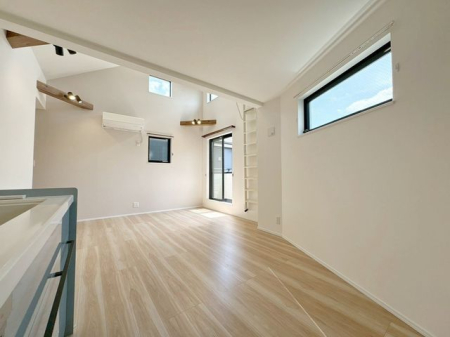 ���r���O �̌��ʂ����������Ղ�Ǝ��R�����������ރ��r���O�X�y�[�X�͂ƂĂ����S�n�̗ǂ���Ԃł��B���Ƒ����W�܂�������Ɖ߂�����u�e���̏�v�ɂȂ郊�r���O�𐥔񂲗�����������i�B�e���F2026.4.26�j