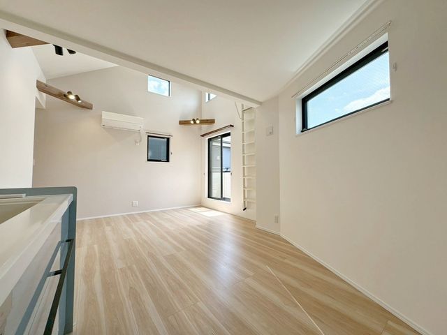 ���r���O �̌��ʂ����������Ղ�Ǝ��R�����������ރ��r���O�X�y�[�X�͂ƂĂ����S�n�̗ǂ���Ԃł��B���Ƒ����W�܂�������Ɖ߂�����u�e���̏�v�ɂȂ郊�r���O�𐥔񂲗�����������i�B�e���F2026.4.26�j