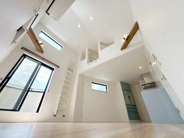 ���r���O ���邭���ꊴ�̂��郊�r���O�́A�i�`�������Ȉ�ۂł��B�ǂ�ȃC���e���A�Ƃ��������悭�A�I�Ԃ̂��y���݂ɂȂ�܂��ˁ�V���v���ȍ�肾����A�C���e���A�̔z�u�����R�Ɋy���߂܂��I�i�B�e���F2026.4.26�j