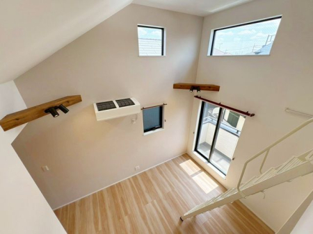 ���r���O 2�K���r���O�����炱���̌��z�V��I�����V��̂������ŋ�Ԃ����L���������܂��B�J����������A�O����̎������C�ɂȂ�Ȃ��A�S���炭�낰�郊�r���O�ł���i�B�e���F2026.4.26�j