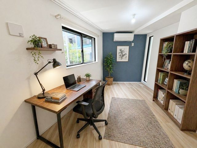 ���̑����� �J���I�Ȃ������ł��d�����ł��܂��B���t���b�V������ׂɗאڂ̒�ɂ��o�邱�Ƃ��ł��A�d�����͂��ǂ肻���ł��B�D�݂̂悤�ɉƋ��z�u���č�ƌ���UP�I�i�Ƌ��CG�ɂȂ�܂��j