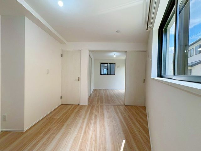 ���̑����� 2�ʍ̌��̂������Ȃ̂ŁA�z�̌������������荞�߂Ė��邢�����ł�������2�ʂ���̂ŊJ�����������ĕ��ʂ����ǍD�ł���|�J�|�J�̂����l�̌�����������C�����̗ǂ���Ԃł��i�B�e���F2026.4.26�j