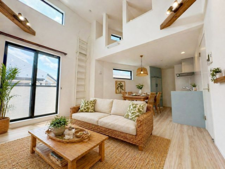 ���r���O ���̕����̈�Ԃ̖��͂̊J�����̂��郊�r���O�ł��I�������������Ղ�ƌ�����荞�߂�̂ŋC�����̗ǂ��������ł��܂��B���r���O�㕔�̓��t�g�ɂȂ��Ă���̂Ŏ��[�͂����i�Ƌ��CG�ɂȂ�܂��j