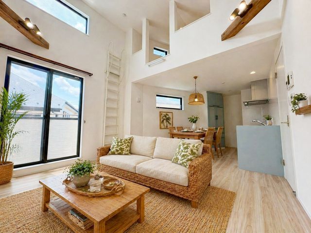 ���r���O ���̕����̈�Ԃ̖��͂̊J�����̂��郊�r���O�ł��I�������������Ղ�ƌ�����荞�߂�̂ŋC�����̗ǂ��������ł��܂��B���r���O�㕔�̓��t�g�ɂȂ��Ă���̂Ŏ��[�͂����i�Ƌ��CG�ɂȂ�܂��j