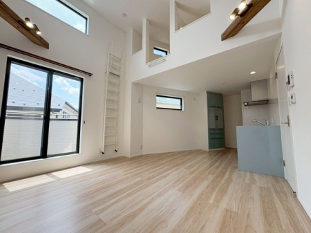 ���r���O ���̕����̈�Ԃ̖��͂̊J�����̂��郊�r���O�ł��I�������������Ղ�ƌ�����荞�߂�̂ŋC�����̗ǂ��������ł��܂��B���r���O�㕔�̓��t�g�ɂȂ��Ă���̂Ŏ��[�͂����i�B�e��2026.4.26�j