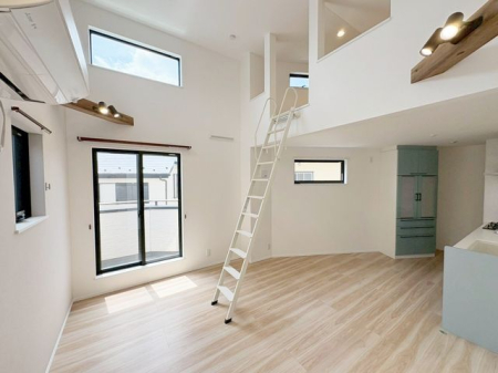 ���r���O ���̕����̈�Ԃ̖��͂̊J�����̂��郊�r���O�ł��I�������������Ղ�ƌ�����荞�߂�̂ŋC�����̗ǂ��������ł��܂��B���r���O�㕔�̓��t�g�ɂȂ��Ă���̂Ŏ��[�͂����i�B�e��2026.4.26�j