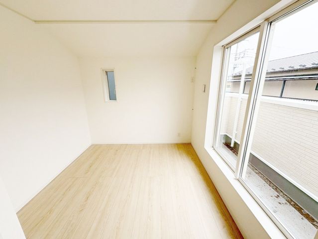 ���̑����� 2�ʍ̌��̂������Ȃ̂ŁA�z�̌������������荞�߂Ė��邢�����ł�������2�ʂ���̂ŊJ�����������ĕ��ʂ����ǍD�ł���|�J�|�J�̂����l�̌�����������C�����̗ǂ���Ԃł��i�B�e���F2026.3�j
