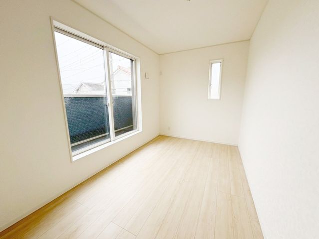 ���̑����� 2�ʍ̌��̂������Ȃ̂ŁA�z�̌������������荞�߂Ė��邢�����ł�������2�ʂ���̂ŊJ�����������ĕ��ʂ����ǍD�ł���|�J�|�J�̂����l�̌�����������C�����̗ǂ���Ԃł��i�B�e���F2026.3�j
