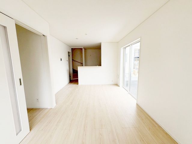 ���r���O ���邭���ꊴ�̂��郊�r���O�́A�i�`�������Ȉ�ۂł��B�ǂ�ȃC���e���A�Ƃ��������悭�A�I�Ԃ̂��y���݂ɂȂ�܂��ˁ�V���v���ȍ�肾����A�C���e���A�̔z�u�����R�Ɋy���߂܂��I�i�B�e���F2026.3�j