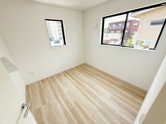 ���̑����� 2�ʍ̌��̂������Ȃ̂ŁA�z�̌������������荞�߂Ė��邢�����ł�������2�ʂ���̂ŊJ�����������ĕ��ʂ����ǍD�ł���|�J�|�J�̂����l�̌�����������C�����̗ǂ���Ԃł��i�B�e���F2026.5.13�j