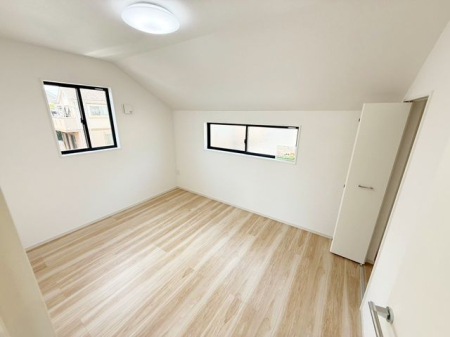 ���̑����� 2�ʍ̌��̂������Ȃ̂ŁA�z�̌������������荞�߂Ė��邢�����ł�������2�ʂ���̂ŊJ�����������ĕ��ʂ����ǍD�ł���|�J�|�J�̂����l�̌�����������C�����̗ǂ���Ԃł��i�B�e���F2026.5.13�j
