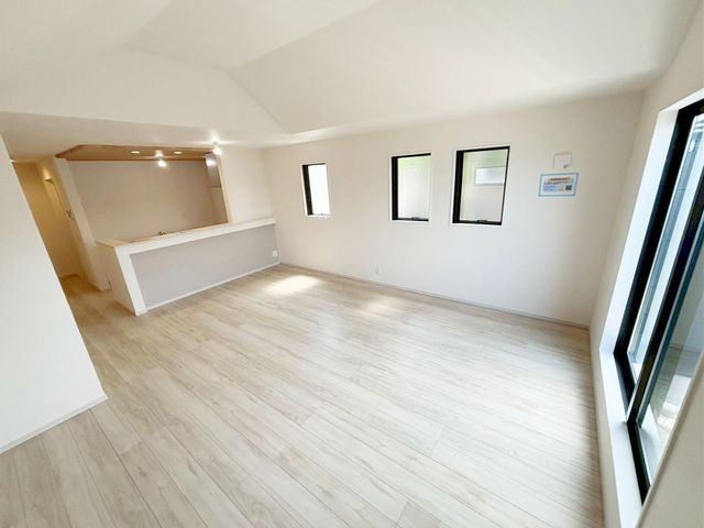 ���r���O ���邭���ꊴ�̂��郊�r���O�́A�i�`�������Ȉ�ۂł��B�ǂ�ȃC���e���A�Ƃ��������悭�A�I�Ԃ̂��y���݂ɂȂ�܂��ˁ�V���v���ȍ�肾����A�C���e���A�̔z�u�����R�Ɋy���߂܂��I�i�B�e���F2026.5.15�j