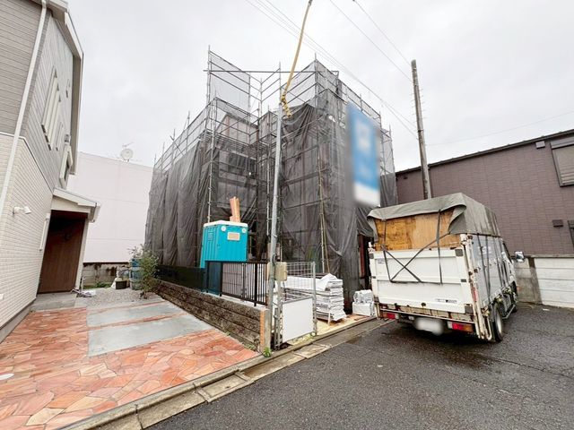 ���n�O�ώʐ^ �O�ʓ��H�͎Ԓʂ肪���Ȃ��r�C�K�X�⑛�����C�ɂ����������ƕ�点�܂��B���q�l�̒ʊw�����S���đ���o�����Ƃ��o���A���S���◎���������Z�����d��������Ƀs�b�^���ł���i�B�e���F2026.5.21�j