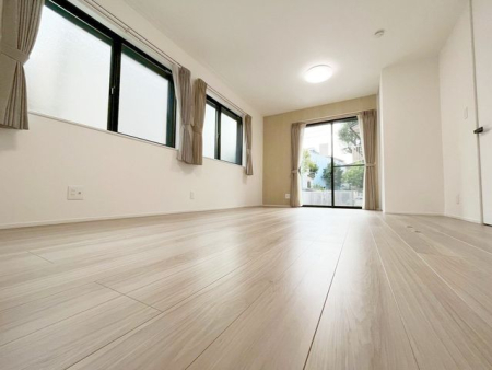 ���̑����� 2�ʍ̌��̂������Ȃ̂ŁA�z�̌������������荞�߂Ė��邢�����ł�������2�ʂ���̂ŊJ�����������ĕ��ʂ����ǍD�ł���|�J�|�J�̂����l�̌�����������C�����̗ǂ���Ԃł�