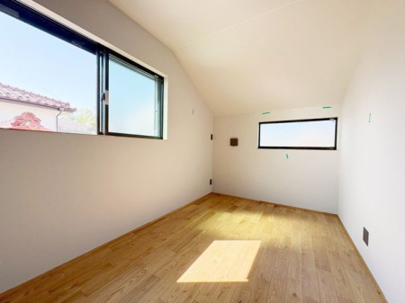 ���̑����� 2�ʍ̌��̂������Ȃ̂ŁA�z�̌������������荞�߂Ė��邢�����ł�������2�ʂ���̂ŊJ�����������ĕ��ʂ����ǍD�ł���|�J�|�J�̂����l�̌�����������C�����̗ǂ���Ԃł�