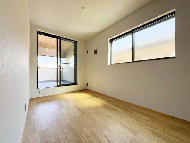 ���̑����� 2�ʍ̌��̂������Ȃ̂ŁA�z�̌������������荞�߂Ė��邢�����ł�������2�ʂ���̂ŊJ�����������ĕ��ʂ����ǍD�ł���|�J�|�J�̂����l�̌�����������C�����̗ǂ���Ԃł�
