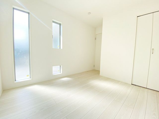 ���̑����� 2�ʍ̌��̂������Ȃ̂ŁA�z�̌������������荞�߂Ė��邢�����ł�������2�ʂ���̂ŊJ�����������ĕ��ʂ����ǍD�ł���|�J�|�J�̂����l�̌�����������C�����̗ǂ���Ԃł����V�z���̎ʐ^�ɂȂ�܂�