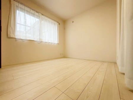 ���̑����� 2�ʍ̌��̂������Ȃ̂ŁA�z�̌������������荞�߂Ė��邢�����ł�������2�ʂ���̂ŊJ�����������ĕ��ʂ����ǍD�ł���|�J�|�J�̂����l�̌�����������C�����̗ǂ���Ԃł��i�B�e���F2026.6.5�j