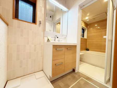 ���ʑ�E���ʏ� ���ʑ�Ɛ���@�u��E�E�߃X�y�[�X����������Ƃꂽ���ʎ��ł��B���[�̑������ʑ�Ȃ̂ŉƑ��F�l�̓��p�i������������[�o���܂���V�����[�w�b�h�t�Ŏg����������i�B�e���F2026.8.12�j