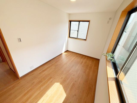 �Q�� 2�ʍ̌��̂������Ȃ̂ŁA�z�̌������������荞�߂Ė��邢�����ł�������2�ʂ���̂ŊJ�����������ĕ��ʂ����ǍD�ł���|�J�|�J�̂����l�̌�����������C�����̗ǂ���Ԃł��i�B�e���F2026.8.12�j
