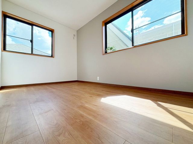 �Q�� 2�ʍ̌��̂������Ȃ̂ŁA�z�̌������������荞�߂Ė��邢�����ł�������2�ʂ���̂ŊJ�����������ĕ��ʂ����ǍD�ł���|�J�|�J�̂����l�̌�����������C�����̗ǂ���Ԃł��i�B�e���F2026.8.12�j
