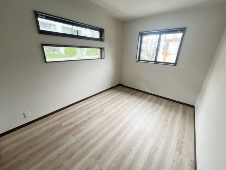 ���̑����� 2�ʍ̌��̂������Ȃ̂ŁA�z�̌������������荞�߂Ė��邢�����ł�������2�ʂ���̂ŊJ�����������ĕ��ʂ����ǍD�ł���|�J�|�J�̂����l�̌�����������C�����̗ǂ���Ԃł��i�B�e���F�j