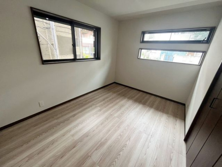 ���̑����� 2�ʍ̌��̂������Ȃ̂ŁA�z�̌������������荞�߂Ė��邢�����ł�������2�ʂ���̂ŊJ�����������ĕ��ʂ����ǍD�ł���|�J�|�J�̂����l�̌�����������C�����̗ǂ���Ԃł��i�B�e���F�j