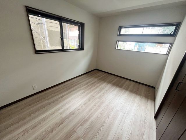 ���̑����� 2�ʍ̌��̂������Ȃ̂ŁA�z�̌������������荞�߂Ė��邢�����ł�������2�ʂ���̂ŊJ�����������ĕ��ʂ����ǍD�ł���|�J�|�J�̂����l�̌�����������C�����̗ǂ���Ԃł��i�B�e���F�j